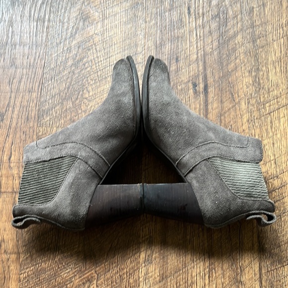 UGG Women’s Cobie II Grey Suede Chelsea Casual Ankle Boots Size US 10 - Picture 4 of 9